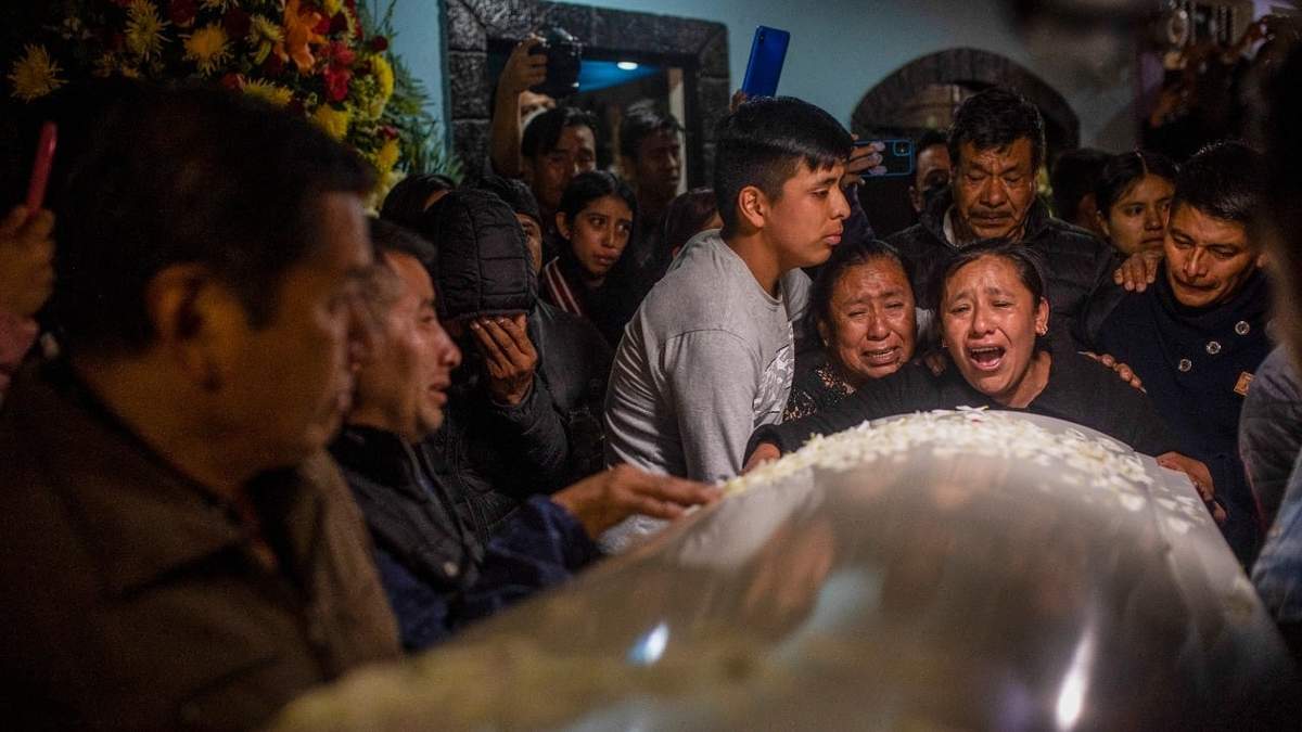 Familiares y amigos a la llegada de Jair Valencia, Misael Olivares y Yovani Valencia en San Marcos Atexquilapan, Veracruz