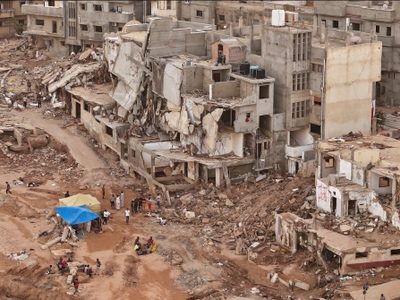 Dividen una ciudad inundada en Libia para contener posibles brotes de enfermedades