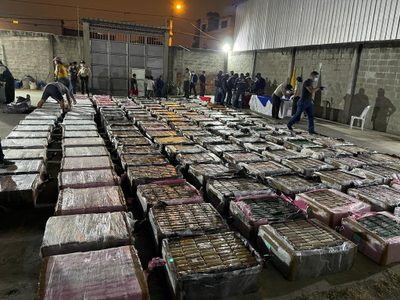 Decomisan toneladas de cocaína con valor de 450 mdd en Ecuador; irían a México y EU