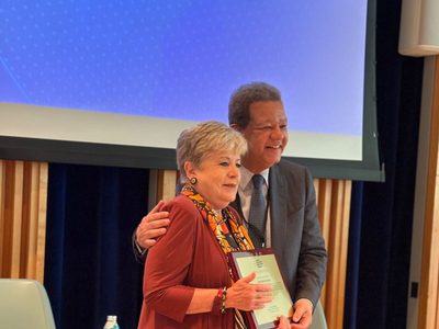 Alicia Bárcena recibe reconocimiento por su trayectoria y contribuciones al desarrollo sostenible