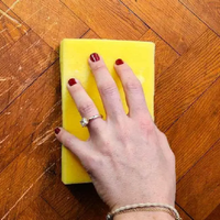 El secreto de los expertos en limpieza para eliminar los rayones y marcas en tus pisos de parquet