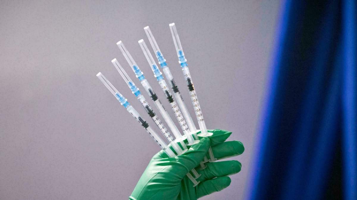 Jeringas con dosis de la vacuna contra el coronavirus de Pfizer. Fuente: (Twtter)
