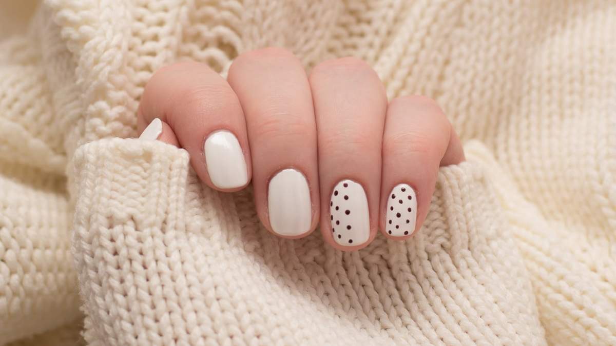 Nail art con esmalte blanco. Fuente: (Instagram)