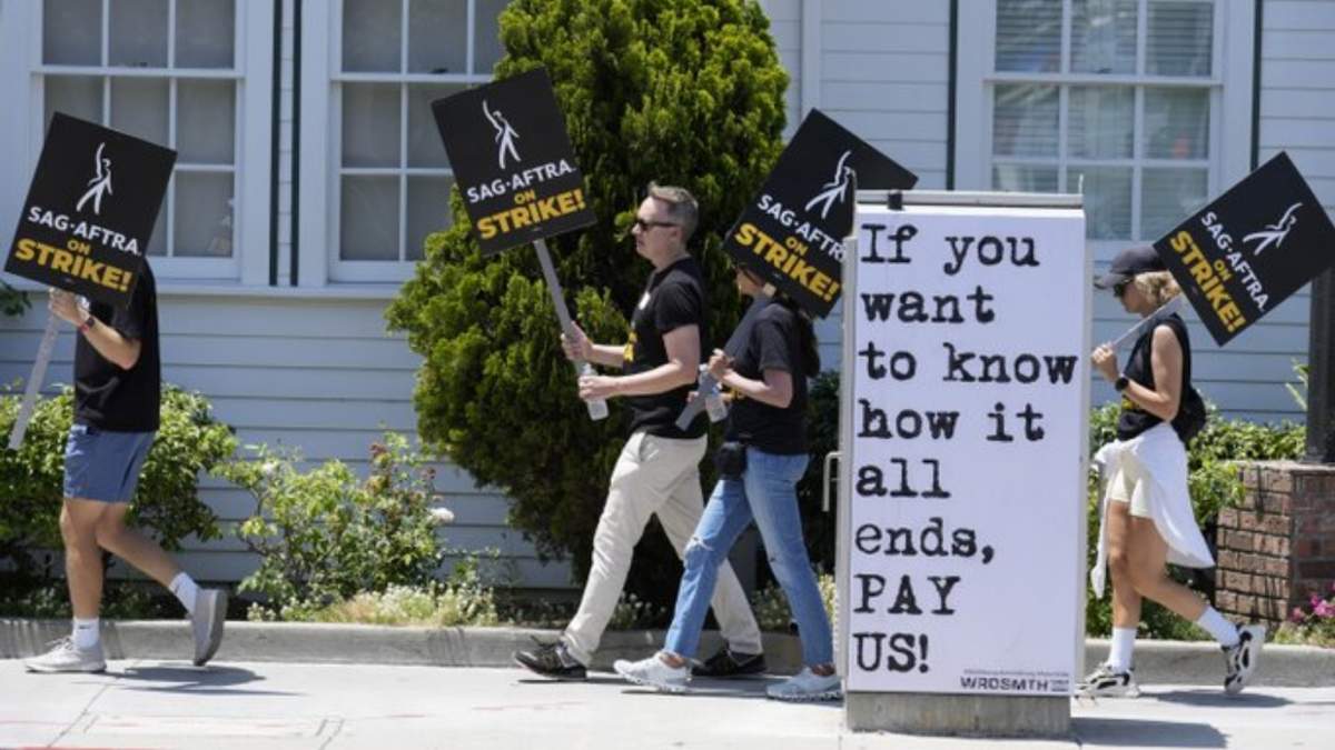 Protesta afuera de Amazon Studios en Culver City, California por huelga de guionistas