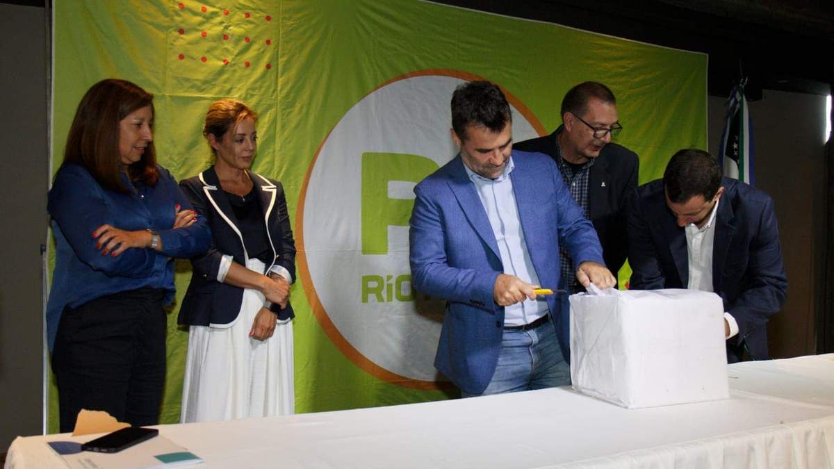Darío Martínez en la apertura de sobres de ofertas para iniciar la obra Alipiba II en Bariloche. Fuente: (Facebook).