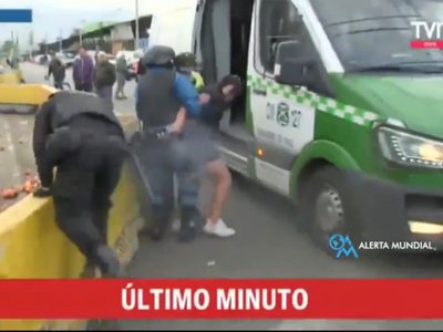 Mujer le arrebata su arma a un policía y dispara durante una transmisión en vivo en TV (Video)
