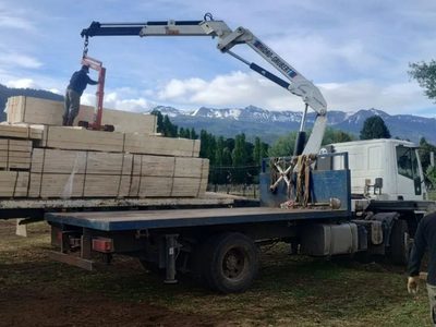 San Martín de los Andes: llegó la madera para construir 8 viviendas de emergencia