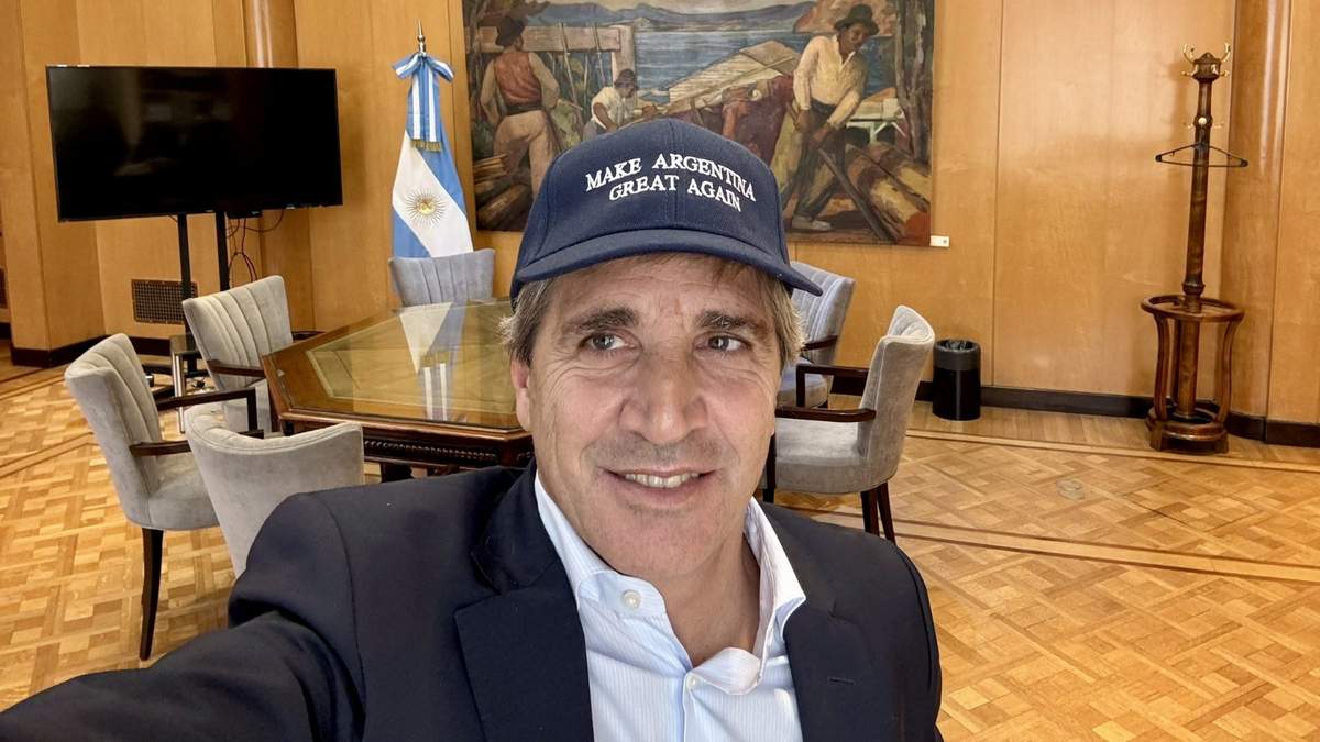 El ministro de Economía increpó a colegas y periodistas.