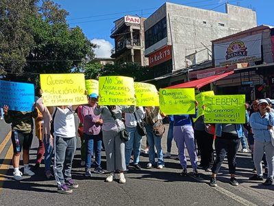 Bloquean la México-Cuernavaca: exigen relevo de docentes en primaria de Santa María Ahuacatitlán