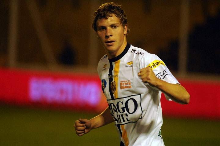 Julio Furch debutó en primera en Olimpo de Bahía Blanca. Gentileza Olé