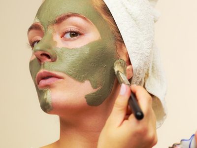 Con solo 3 ingredientes, la mascarilla "mágica" para tener una piel luminosa y de porcelana