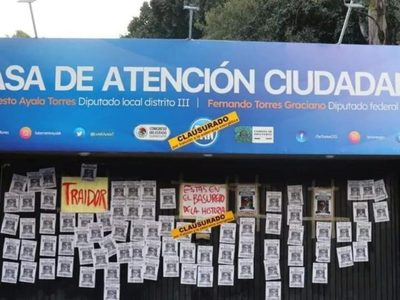 Tapizan con letreros de "traidor" oficinas de diputados federales del PAN en Guanajuato