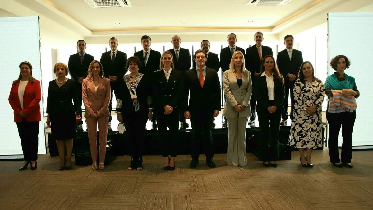 El gobernador presentó a su equipo