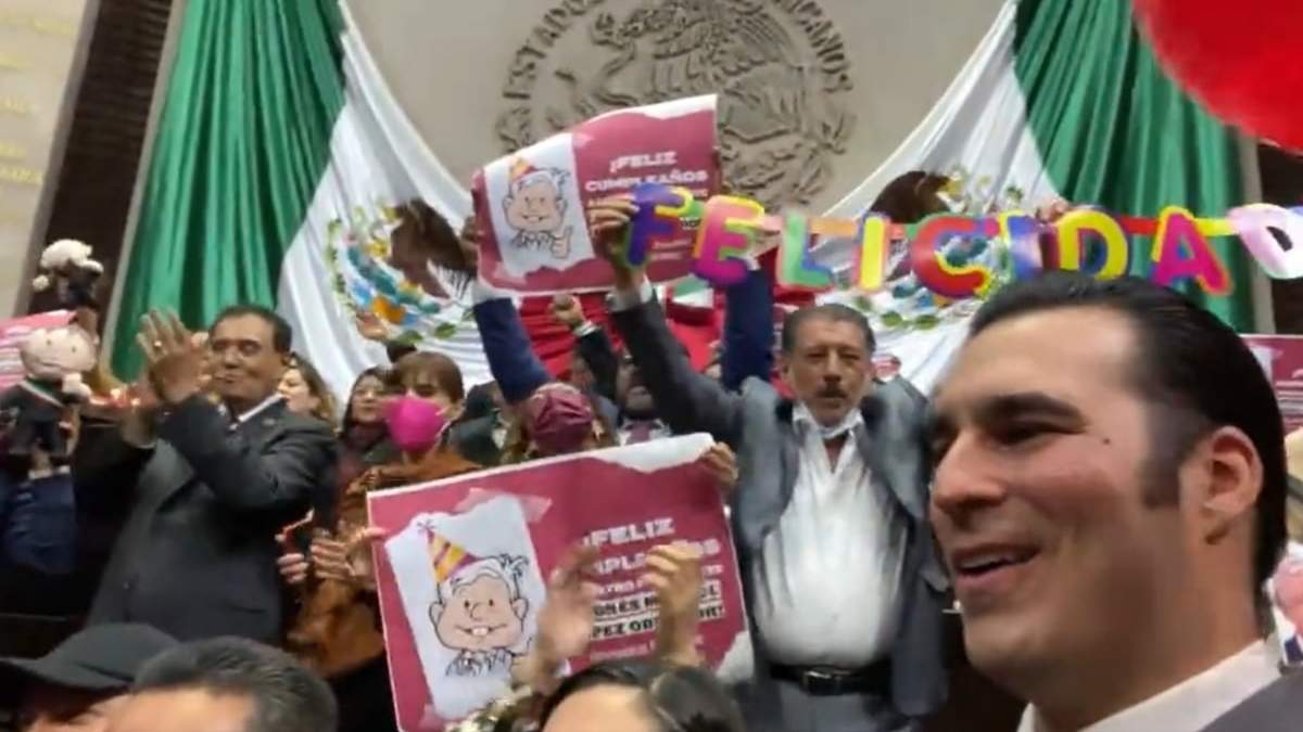 Diputados de Morena subieron a tribuna a cantar las mañanitas a López Obrador