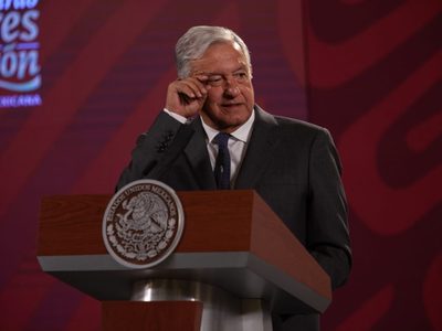 AMLO busca aumento salarial a maestros: "que nadie gane menos de 14 mil pesos"