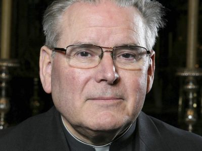 Apartan del sacerdocio a obispo que confesó haber abusado sexualmente de un sobrino suyo
