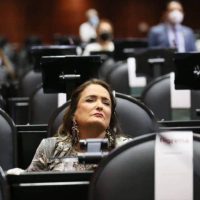 Captan a Patricia Armendáriz con los ojos cerrados en su curul y se enciende polémica