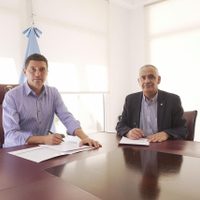 Marcos Koopmann firmó un convenio con la UNCo para crear aulas bimodales