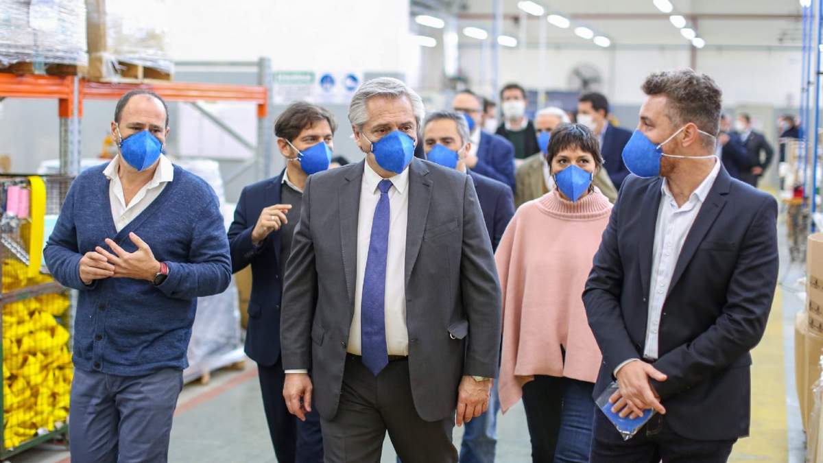 Alberto Fernández en la planta Delta Plus. Fuente: (Instagram).