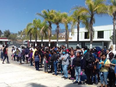 Covid-19 se expande en Jalisco; en Oaxaca maquiladores quedan sin sueldos