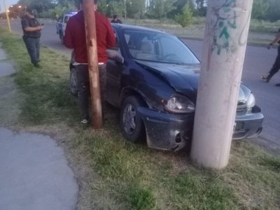 Conducía borracho y sin papeles cuando estrelló su auto contra un poste de cemento en Centenario