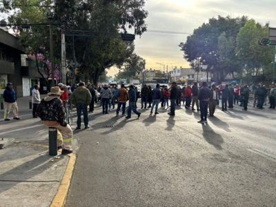 Trabajadores del Sistema de Aguas de la CDMX bloquearon el Eje 5 Sur por falta de pago