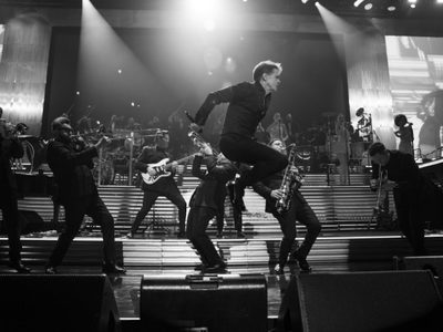 Luis Miguel sufre caída en el concierto del sábado; una noche antes saludó a Peso Pluma (Videos)