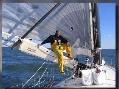 Localizan embarcación volcada en Acapulco, pero marinero estadunidense sigue desaparecido