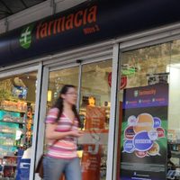¡Bajo sospecha! Acusan a Farmacity por el supuesto acopio ilegal del alcohol en gel