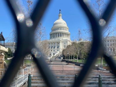 Estados Unidos desmantela la barricada de seguridad impuesta fuera del Capitolio