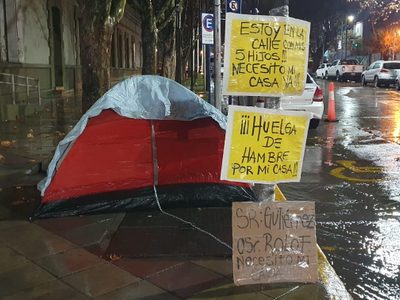 Con lluvia y frío, Carla Lavin continúa su acampe frente a Casa de Gobierno