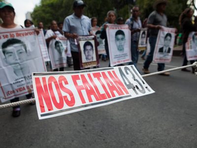 Padres de los 43 van a la PGR y exigen renuncia de Zerón (Video)