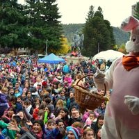 Para celebrar la Semana Santa, el “ConeMóvil” entrega huevos de chocolate en San Martín de los Andes