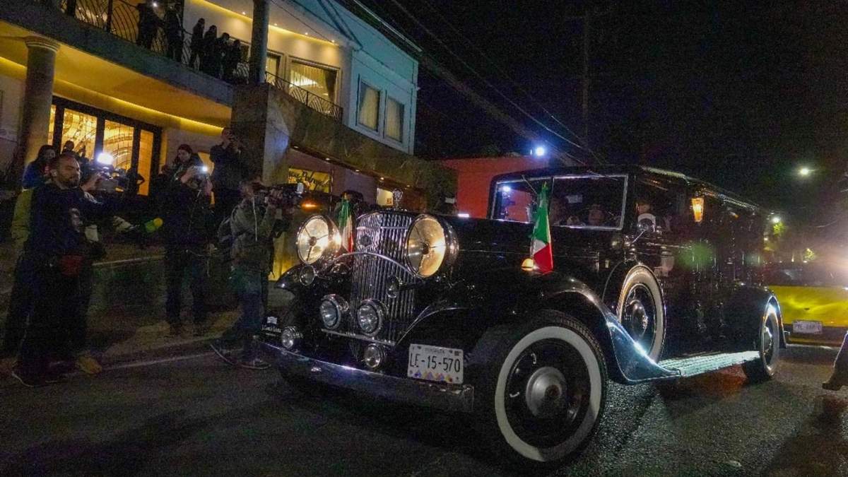 Una carroza fúnebre arribó al Hospital Médica Sur para trasladar los restos de Silvia Pinal