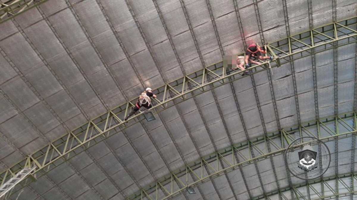 Bomberos de Zapala rescatando al menor. Fuente: (Policía Neuquén)