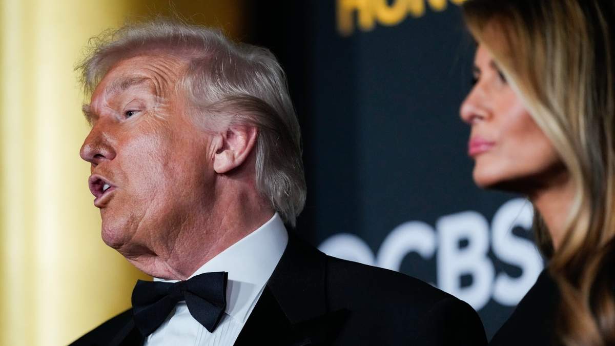 El presidente de Estados Unidos, Donald Trump, y la primera dama, Melania Trump, pasan por la alfombra roja en la 48va gala de premios del Kennedy Center, el domingo 7 de diciembre de 2025, en el John F. Kennedy Center