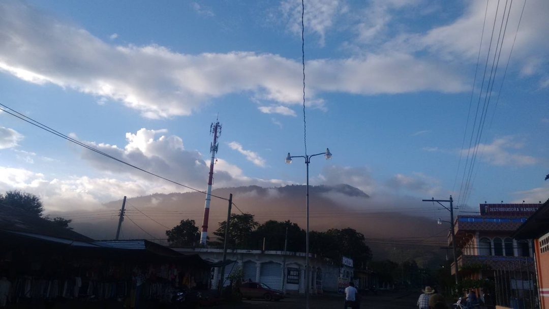 Fumée orange au dessus d_El Estor - © Jerson Xitumul _ Prensa Comunitaria