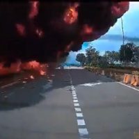 Cae una avioneta en plena carretera en Malasia; hallan nueve cuerpos (Video)