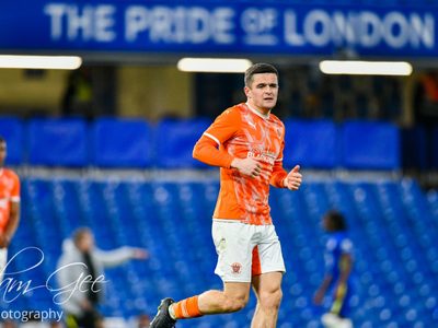 Jake Daniels, jugador de 17 años del Blackpool de Inglaterra, se declara abiertamente gay