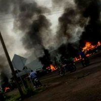 Michoacán: atraviesan e incendian camioneta en carretera de Tierra Caliente