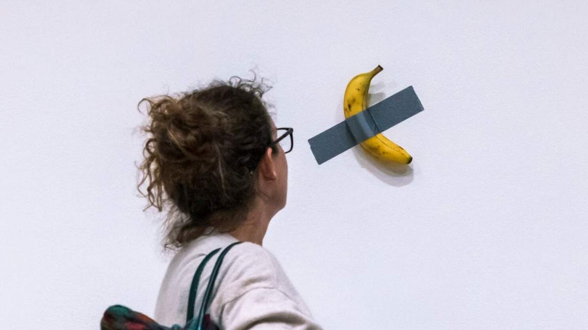 La obra de arte “Comedian”, de Maurizio Cattelan, en Sotheby's en Nueva York, el 11 de noviembre del 2024