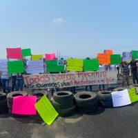 Bloquean puente que comunica a Colima y Michoacán por desaparición de un joven de 15 años
