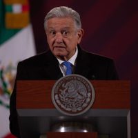 "Son más conservadores que Claudio X. González": así respondió AMLO al reclamo de grupo de izquierda
