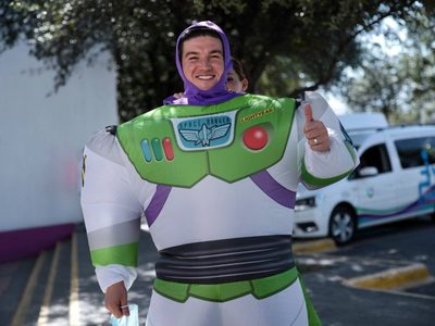 Samuel García se disfraza de Buzz Lightyear y Mariana Rodríguez de Rex para un Halloween
