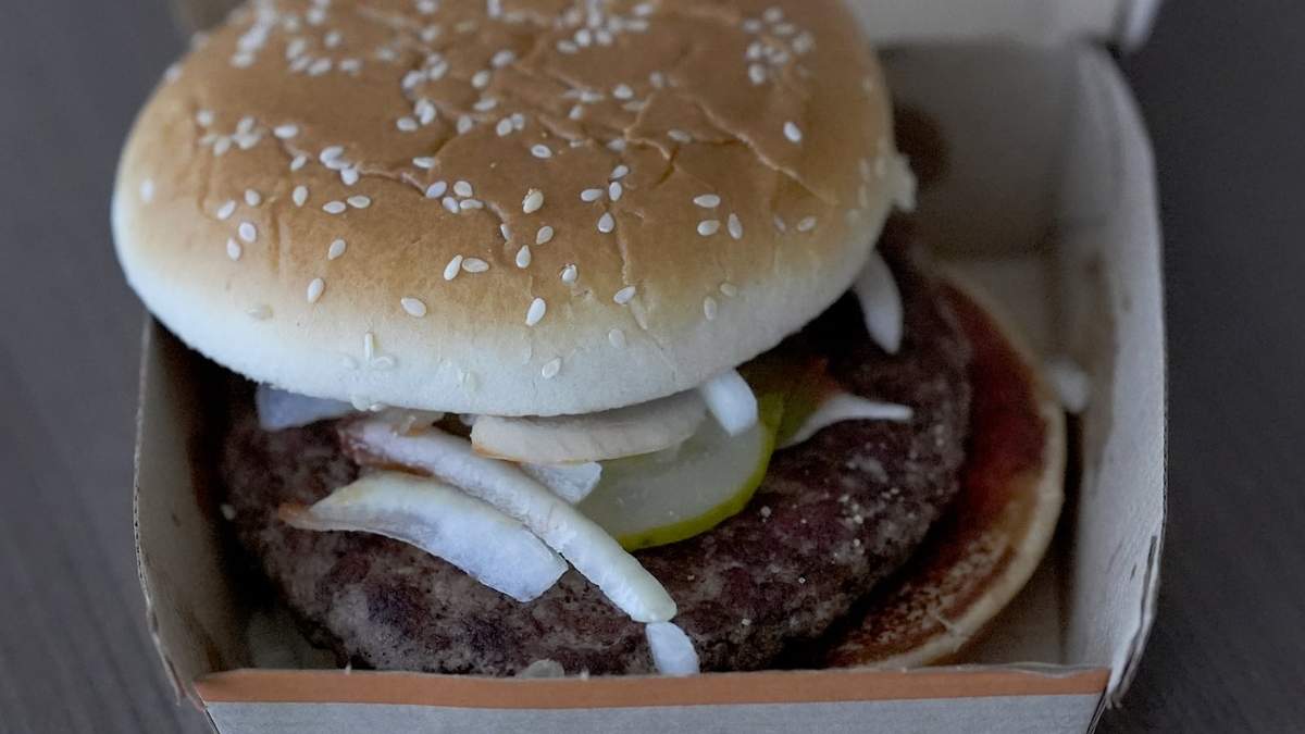 Una hamburguesa cuarto de libra de McDonald's el miércoles 23 de octubre de 2024, en Chicago
