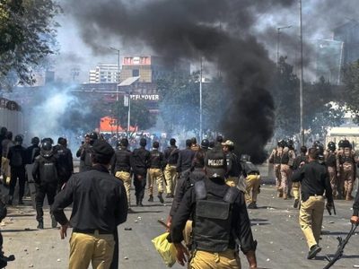 Manifestantes intentan asaltar consulado de EU en Pakistán; hay al menos 22 muertos y 120 heridos