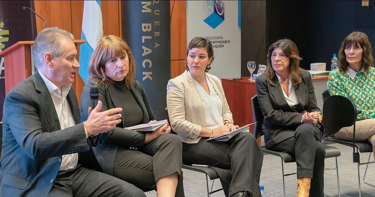 Autoridades del IJAN y representantes de diferentes organismos durante el encuentro. Fuente: (Gobierno de Neuquén)