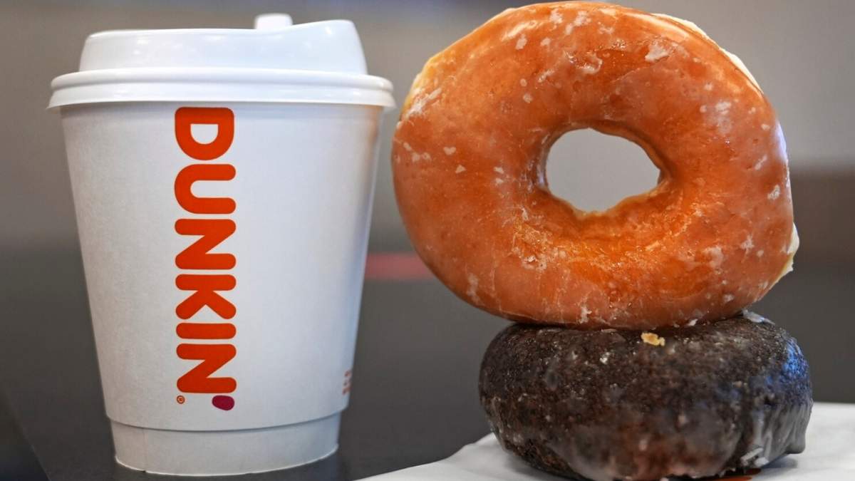 Dos donas y un café en el mostrador de una tienda de Dunkin', el viernes 10 de enero de 2025, en Derry, Nueva Hampshire