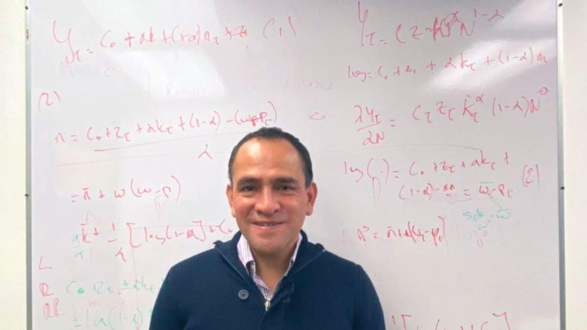 Arturo Herrera, profesor en el Colmex
