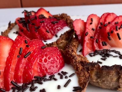 Canastitas de frutilla con chocolate sin harina: el postre para comer sin culpa y que te resolverá el antojo dulce